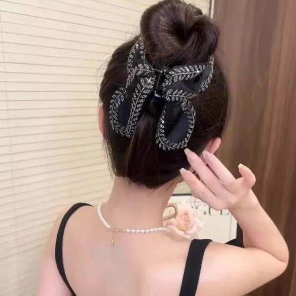 Sự mềm mại của kẹp tóc thiết kế tối giản khiến độ giữ nếp tóc trở nên bất ngờ - Ảnh 1