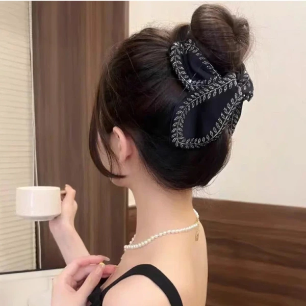 Không phải tất cả các loại kẹp tóc đều có cảm giác mềm mại như da hoặc chất liệu nhựa cứng. (Ảnh 2)